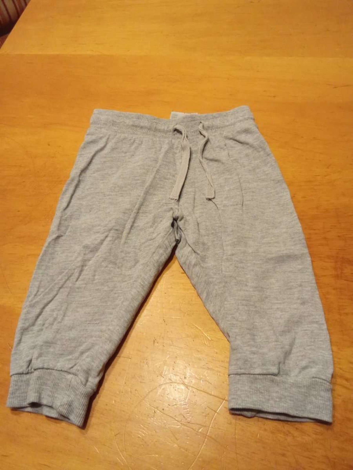 Sehr schöne Hose von H&M in gr. 74 abzugeben.