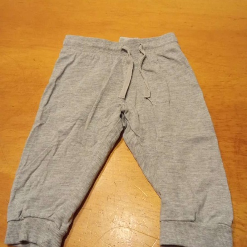 Sehr schöne Hose von H&M in gr. 74 abzugeben.