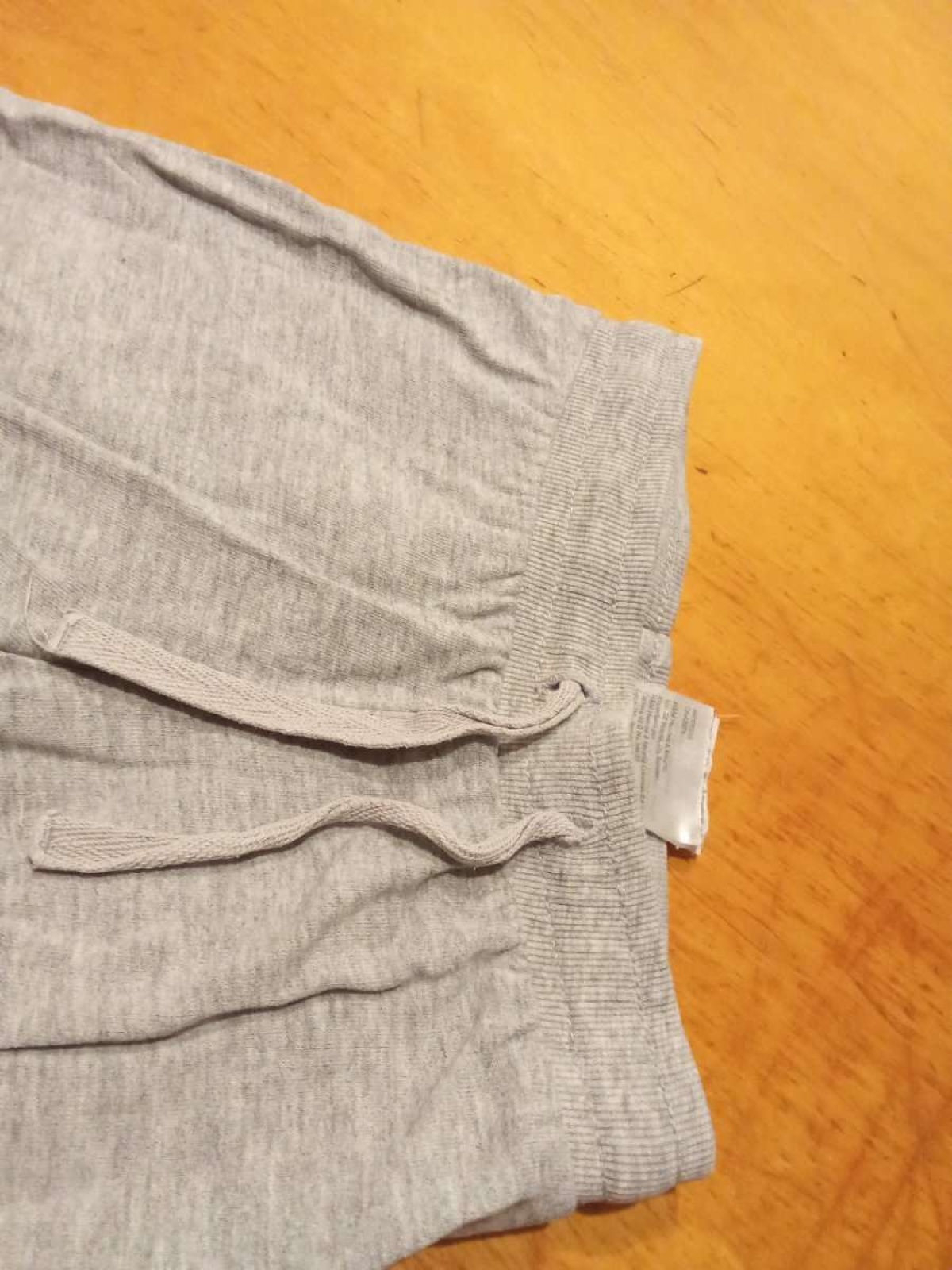 Sehr schöne Hose von H&M in gr. 74 abzugeben.