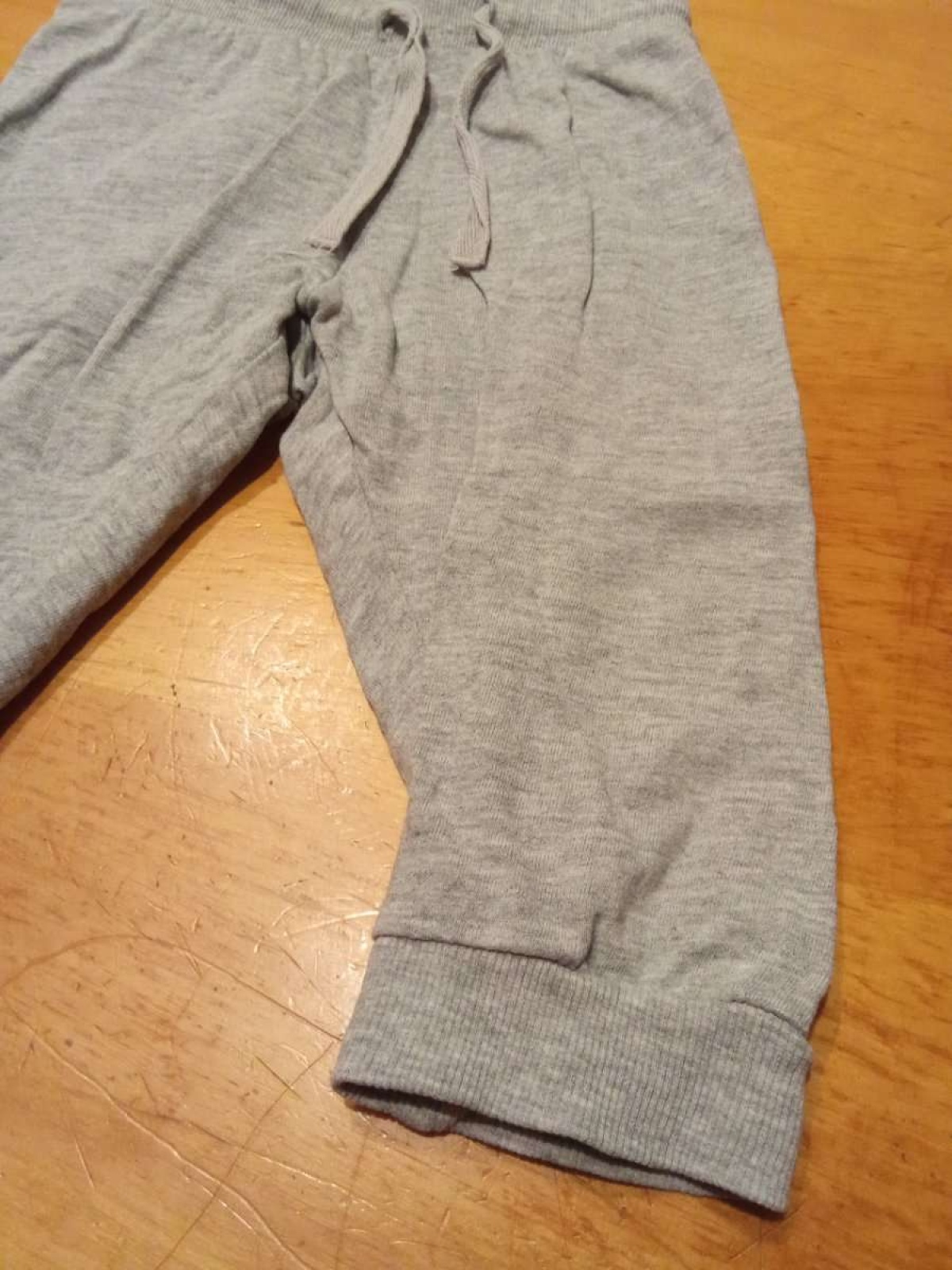 Sehr schöne Hose von H&M in gr. 74 abzugeben.