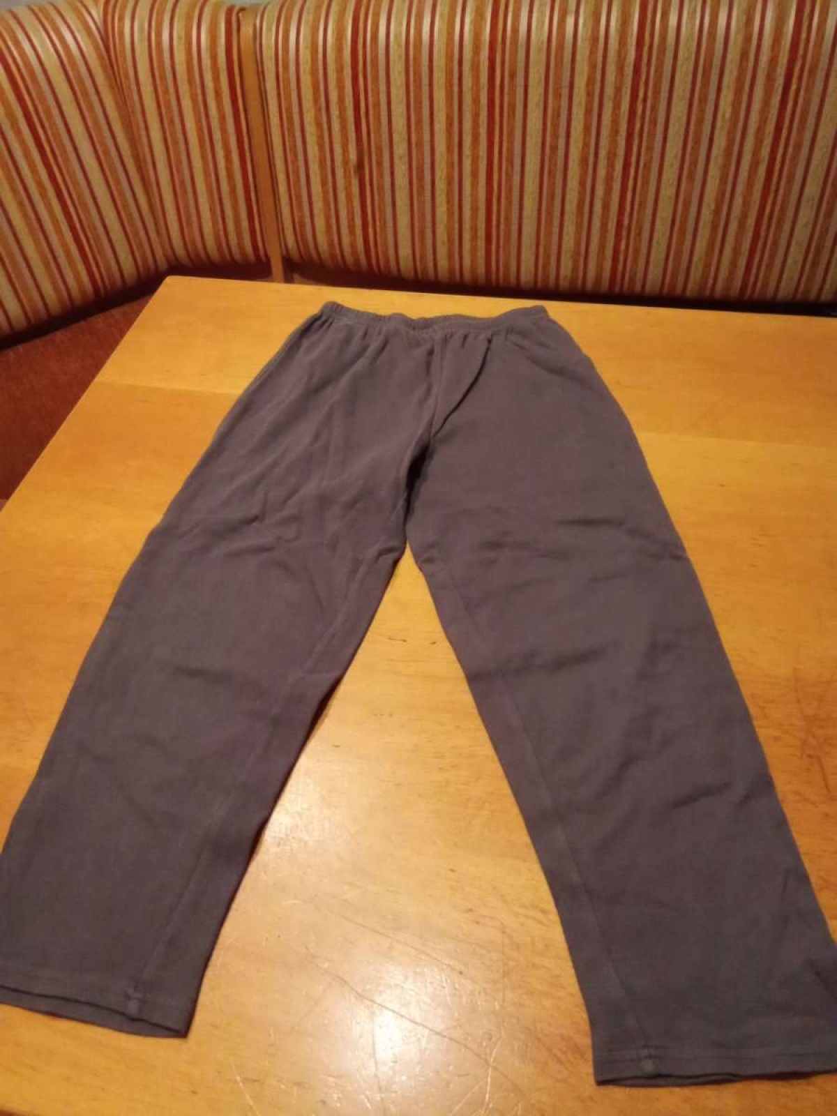 Sehr schöne Jogging Hose von C&A in gr. 122 /128 abzugeben.