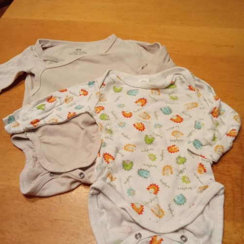 Sehr schönes Body Set von Baby Club und H&M in gr. 62 abzugeben.