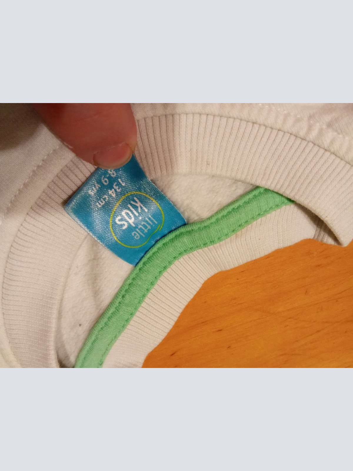 Sehr schöner Dinosaurier Pullover von little Kids in gr. 134 abzugeben