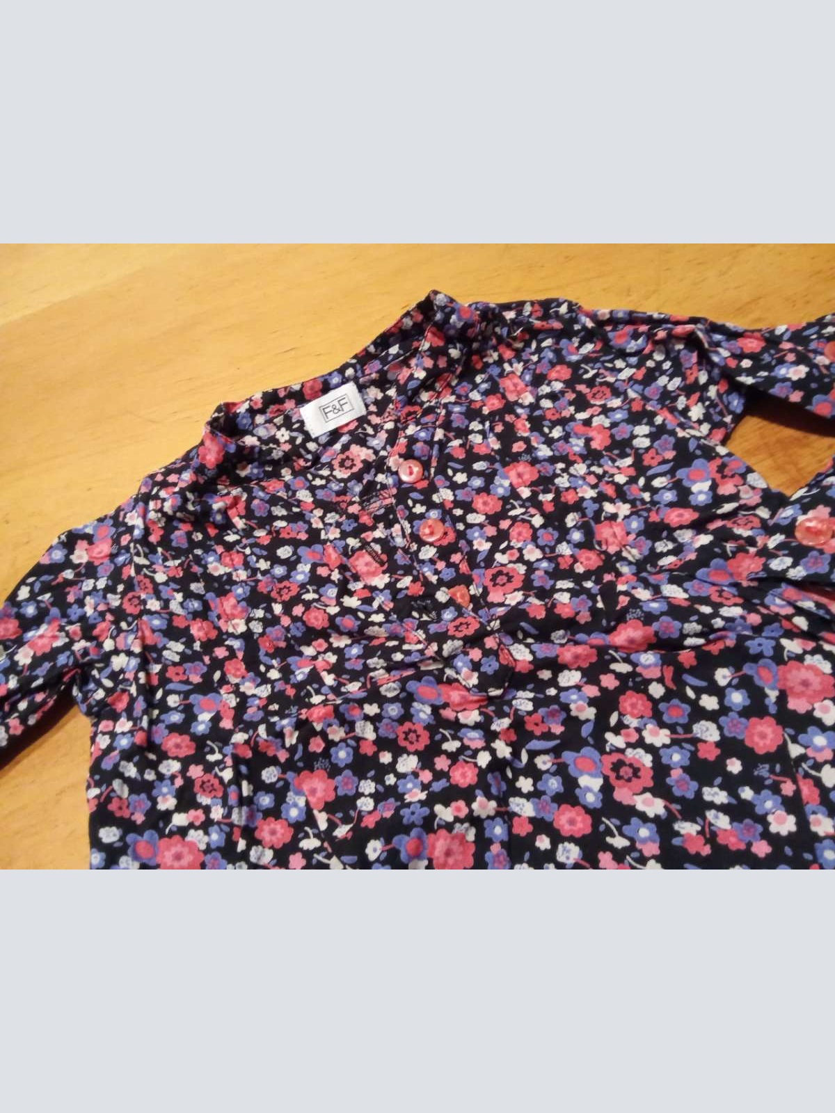 Sehr schöne Langarm Bluse von F&F in gr. 92 abzugeben.