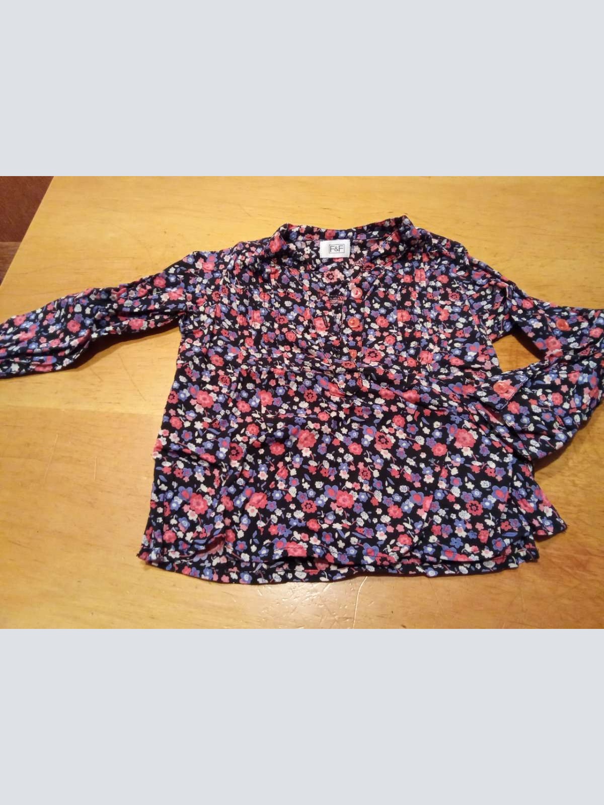 Sehr schöne Langarm Bluse von F&F in gr. 92 abzugeben.