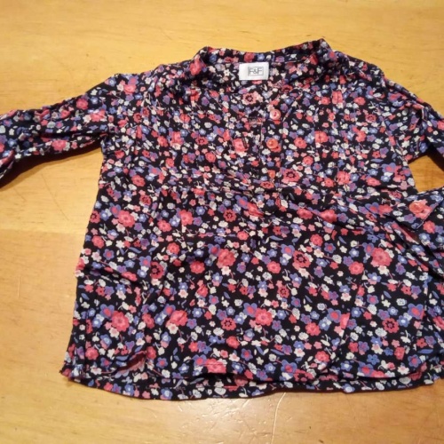 Sehr schöne Langarm Bluse von F&F in gr. 92 abzugeben.