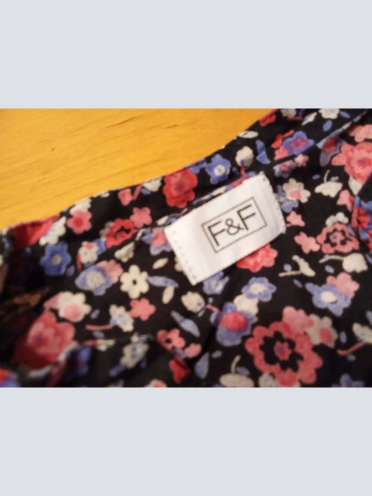 Sehr schöne Langarm Bluse von F&F in gr. 92 abzugeben.