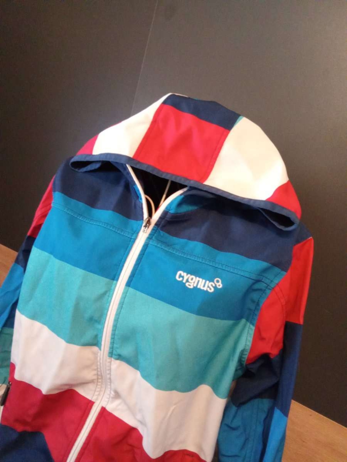 Sehr schöne Kapuzen Jacke von Cygnus in gr. 164 abzugeben.