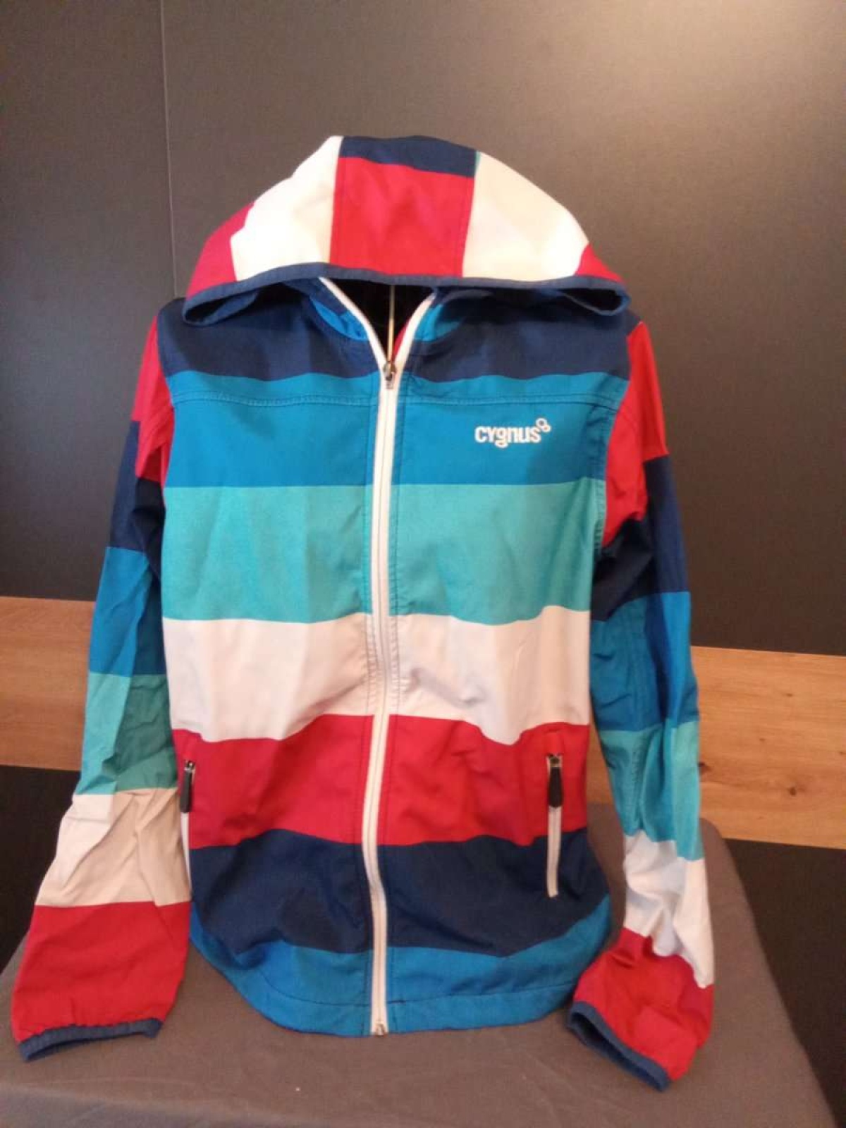 Sehr schöne Kapuzen Jacke von Cygnus in gr. 164 abzugeben.