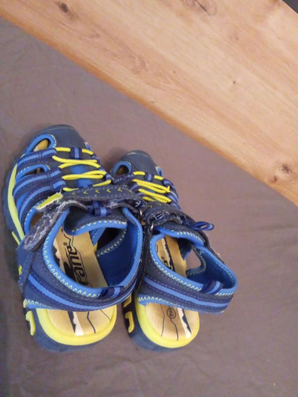 Sehr schöne Sandalen von Crane in gr. 27 abzugeben.