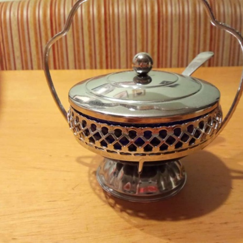 Sehr schöne Zuckerdose abzugeben.