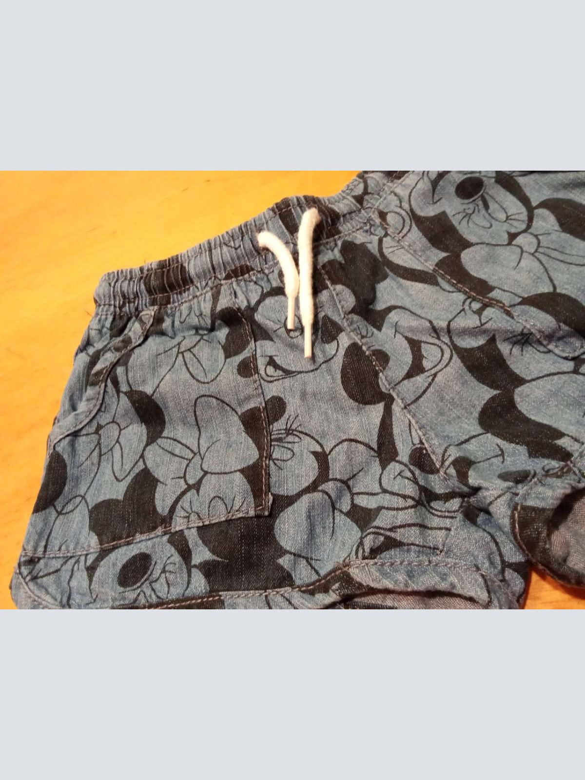 Sehr schöne kurze Minnie Mouse Hose von Disney in gr. 110 abzugeben.