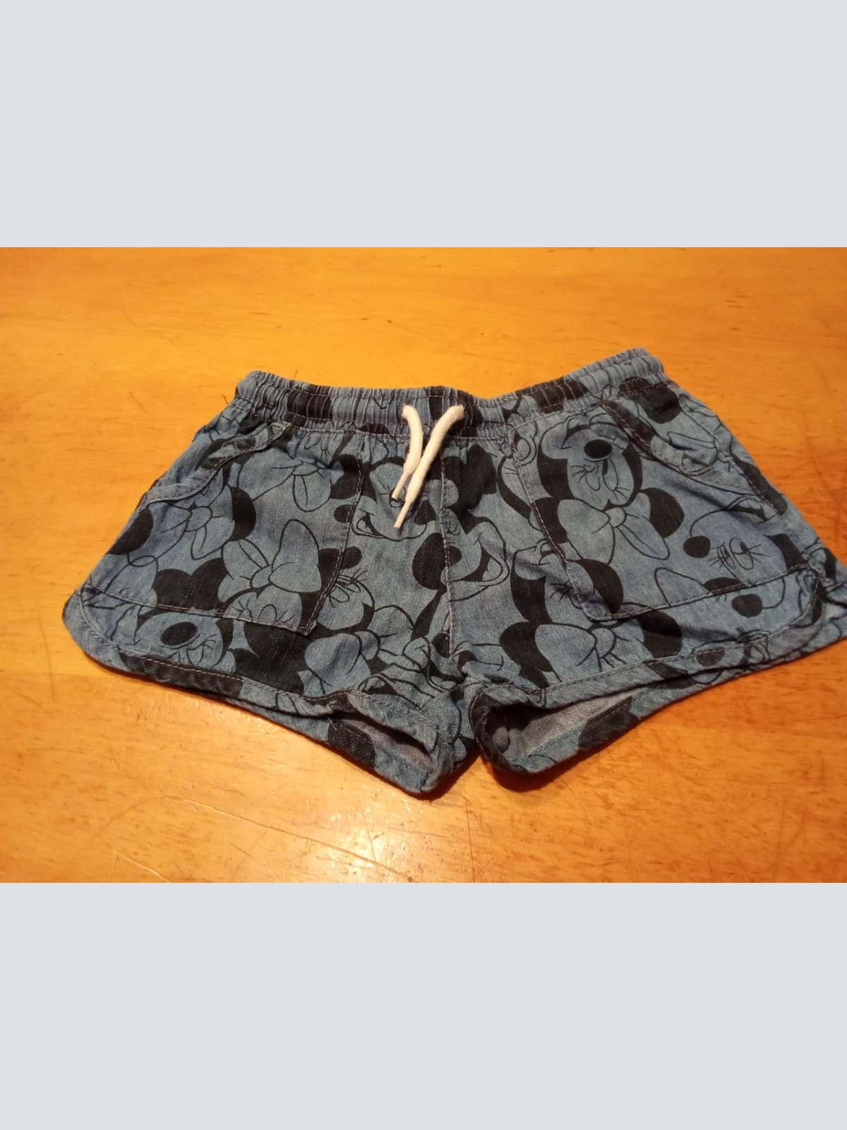 Sehr schöne kurze Minnie Mouse Hose von Disney in gr. 110 abzugeben.