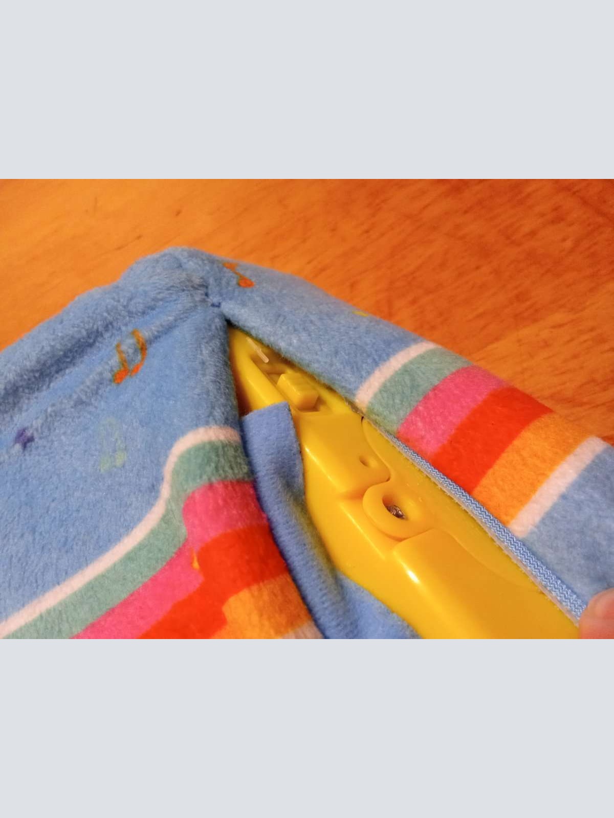 Sehr schönes Baby Stoffbuch mit Geräuschen abzugeben