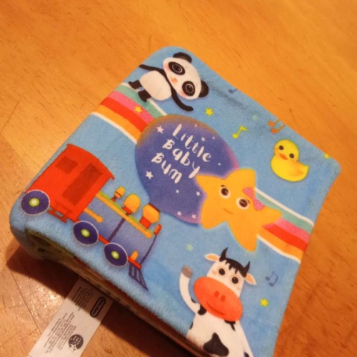 Sehr schönes Baby Stoffbuch mit Geräuschen abzugeben