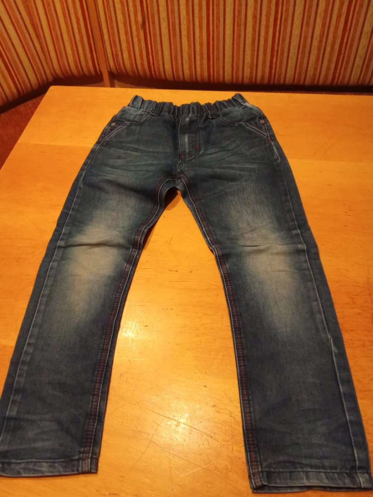Sehr schöne Jeans Hose von H&M in gr. 116 /122 abzugeben.