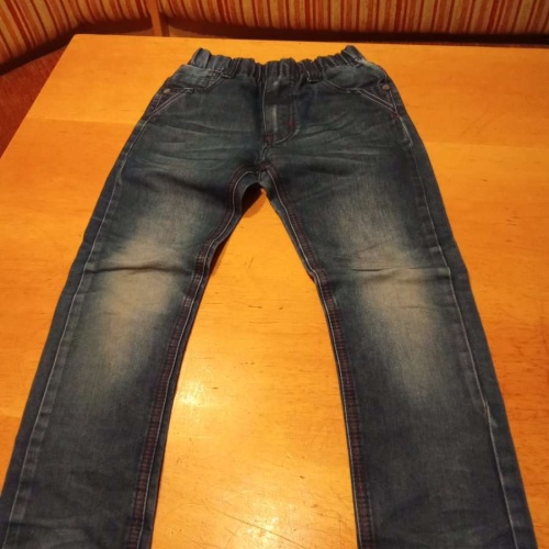 Sehr schöne Jeans Hose von H&M in gr. 116 /122 abzugeben.
