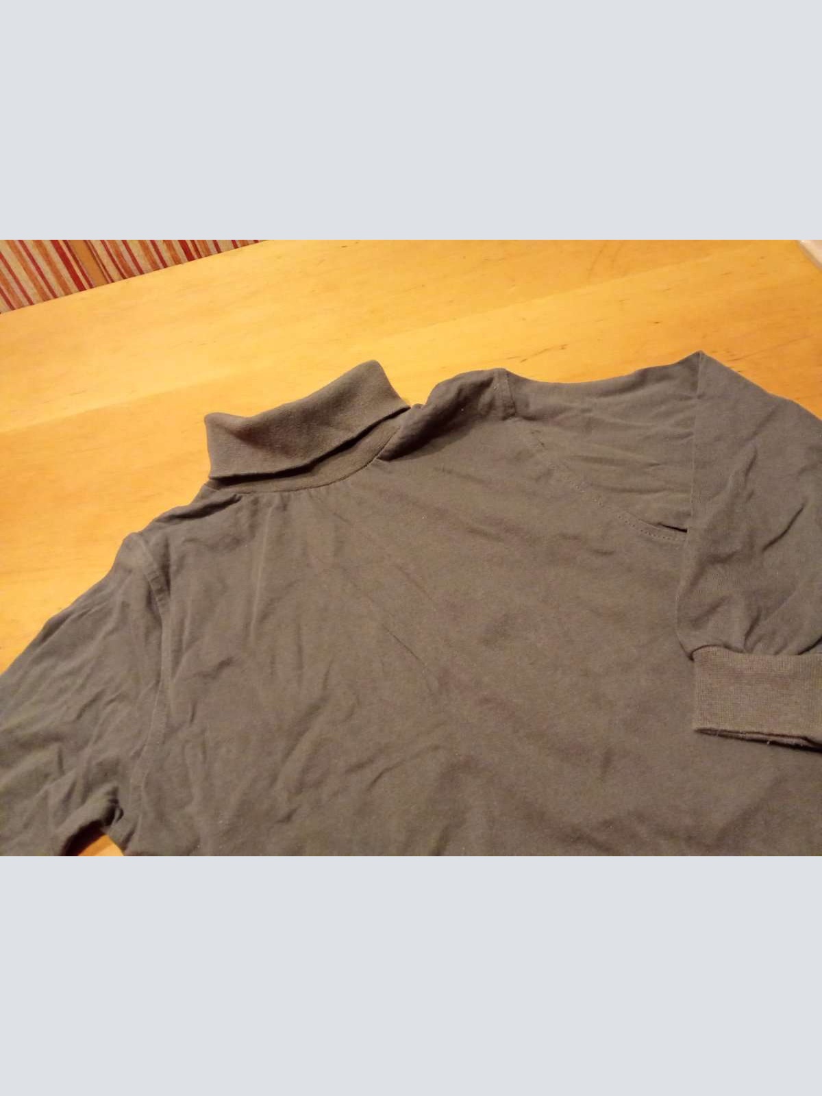 Sehr schönes Langarm Rollkragen Shirt von Big Play in gr. 104 /110 abzugeben.