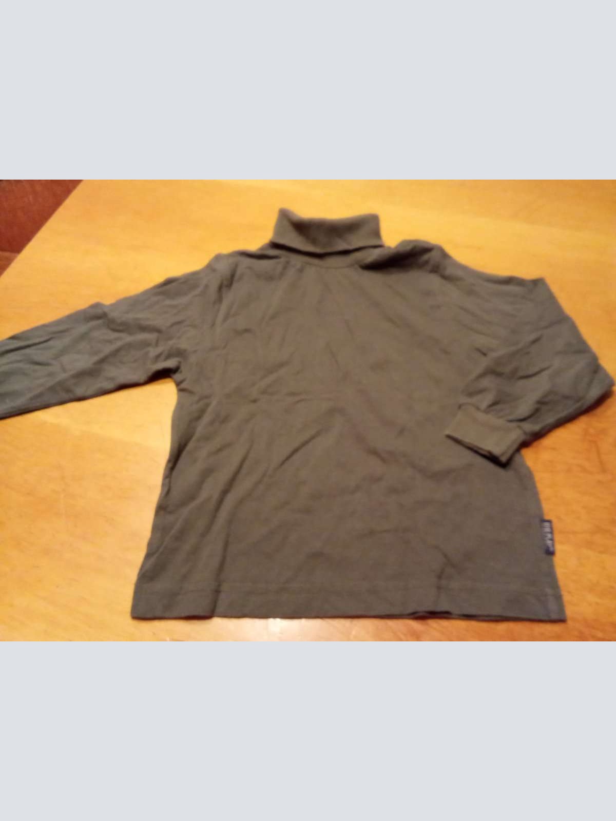 Sehr schönes Langarm Rollkragen Shirt von Big Play in gr. 104 /110 abzugeben.