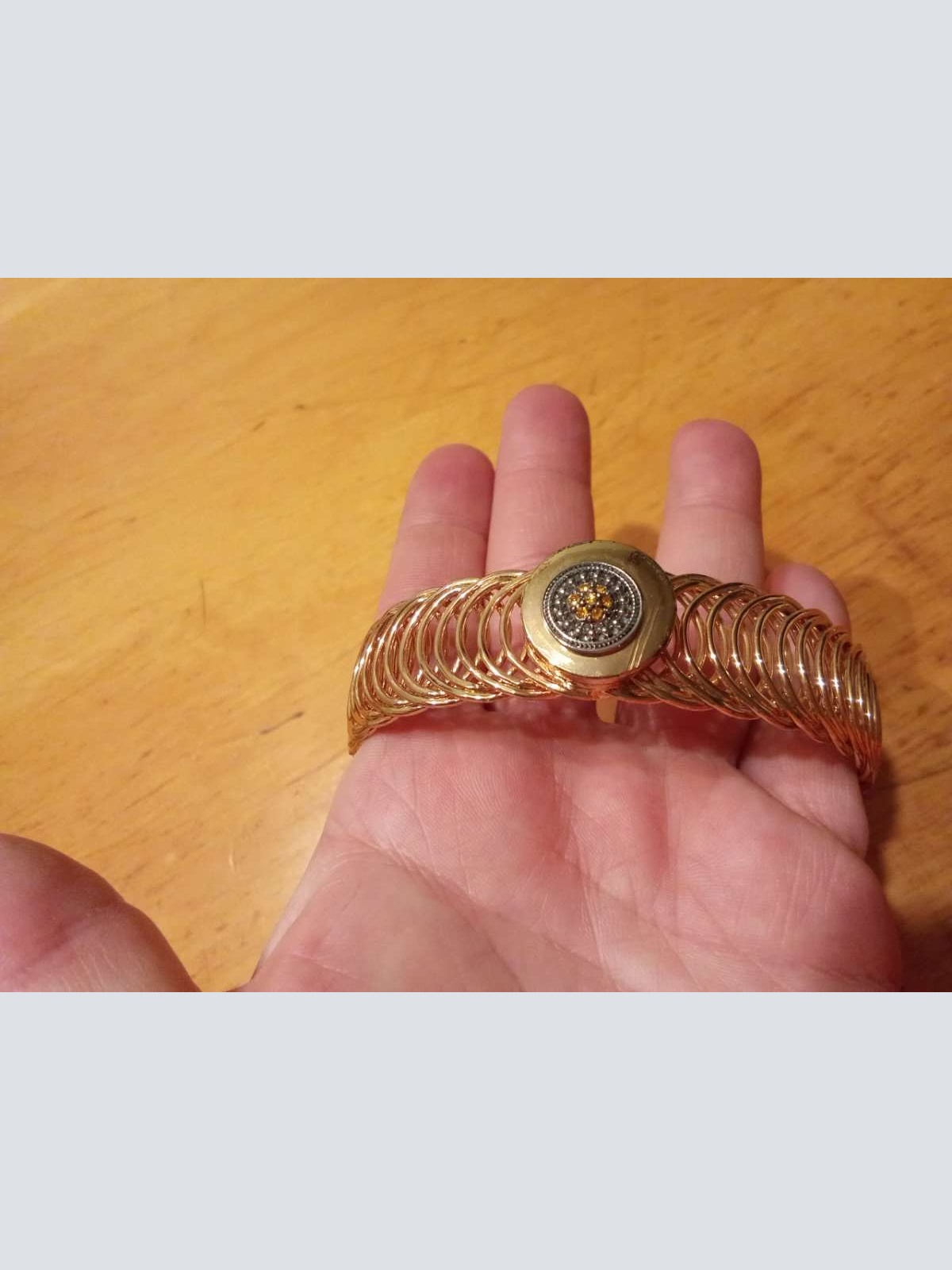 Sehr schönes  Armband abzugeben.