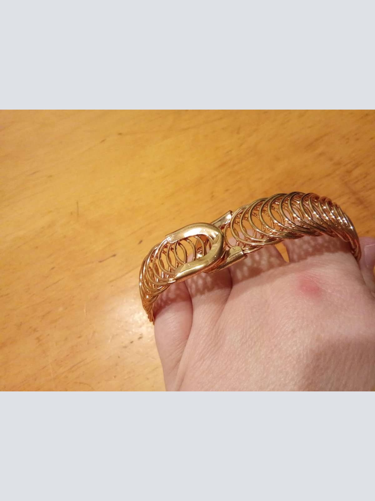 Sehr schönes  Armband abzugeben.