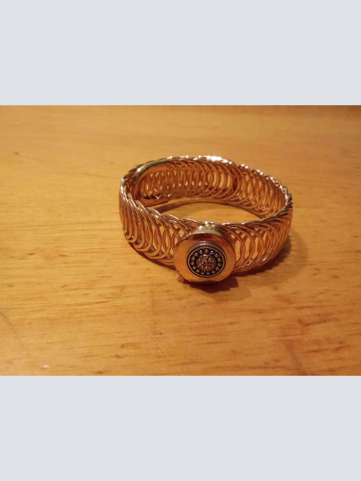 Sehr schönes  Armband abzugeben.