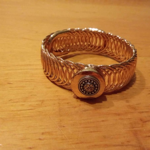 Sehr schönes  Armband abzugeben.