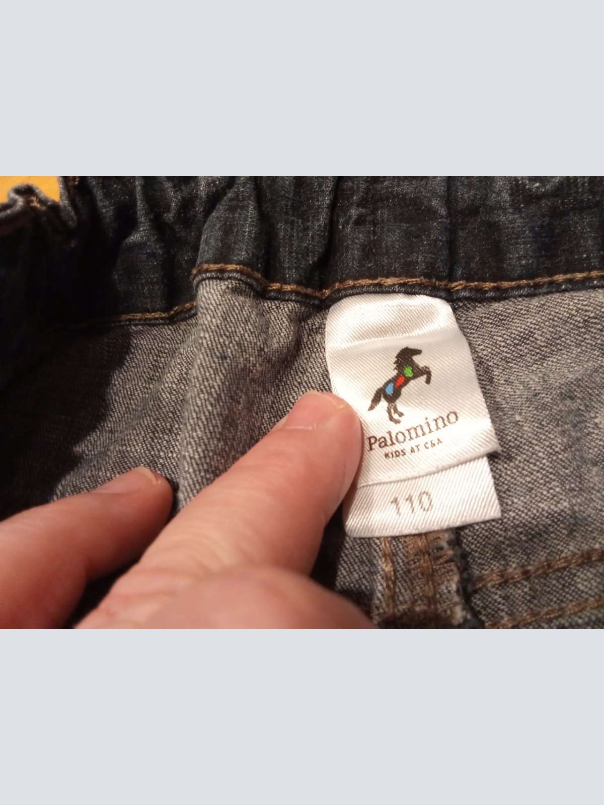 Sehr schöne kurze Jeans Hose von Palomino in gr. 110 abzugeben , an einer Tasche fehlt ein Knopf