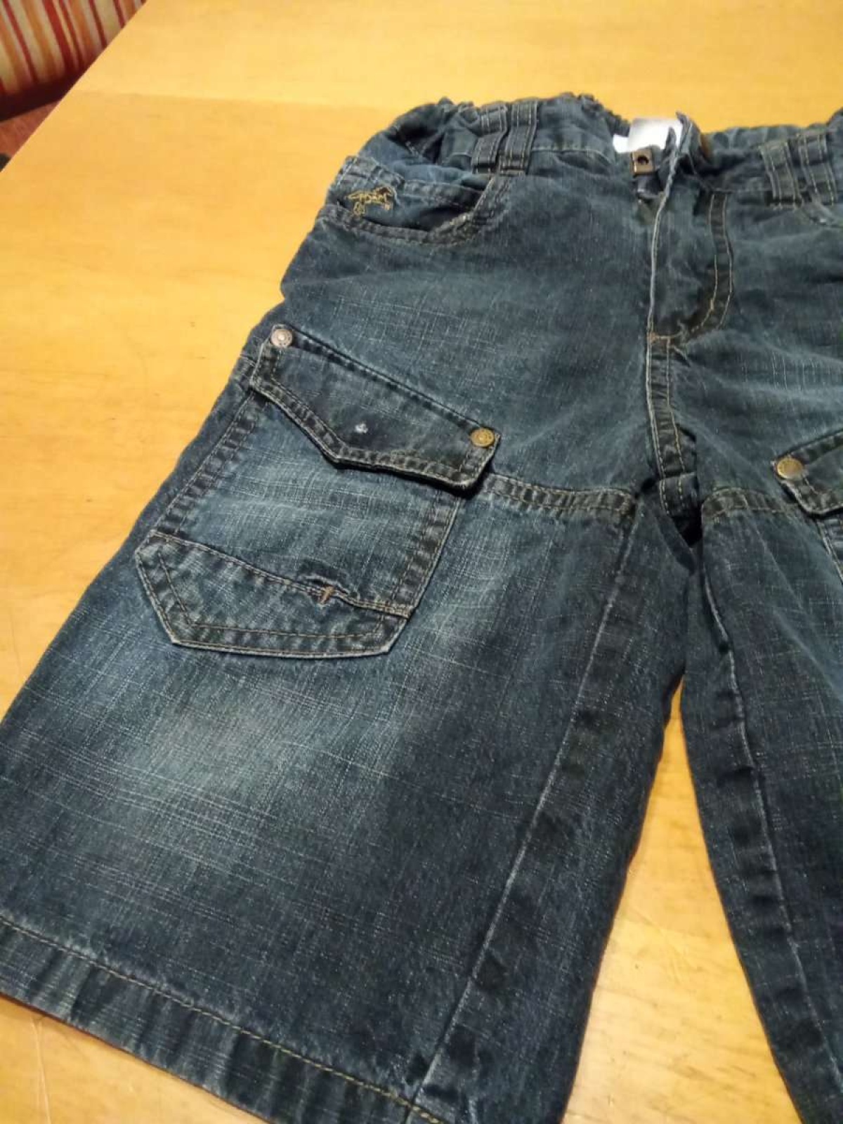 Sehr schöne kurze Jeans Hose von Palomino in gr. 110 abzugeben , an einer Tasche fehlt ein Knopf