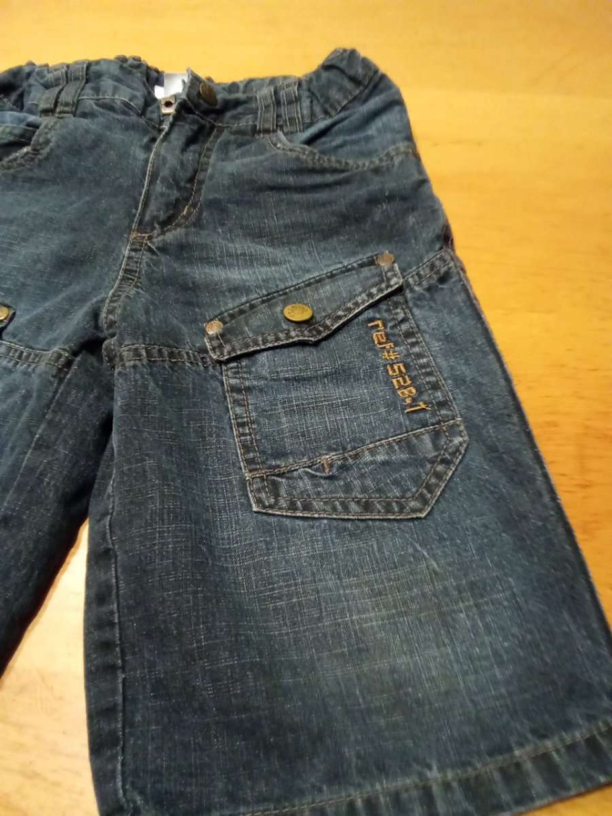Sehr schöne kurze Jeans Hose von Palomino in gr. 110 abzugeben , an einer Tasche fehlt ein Knopf