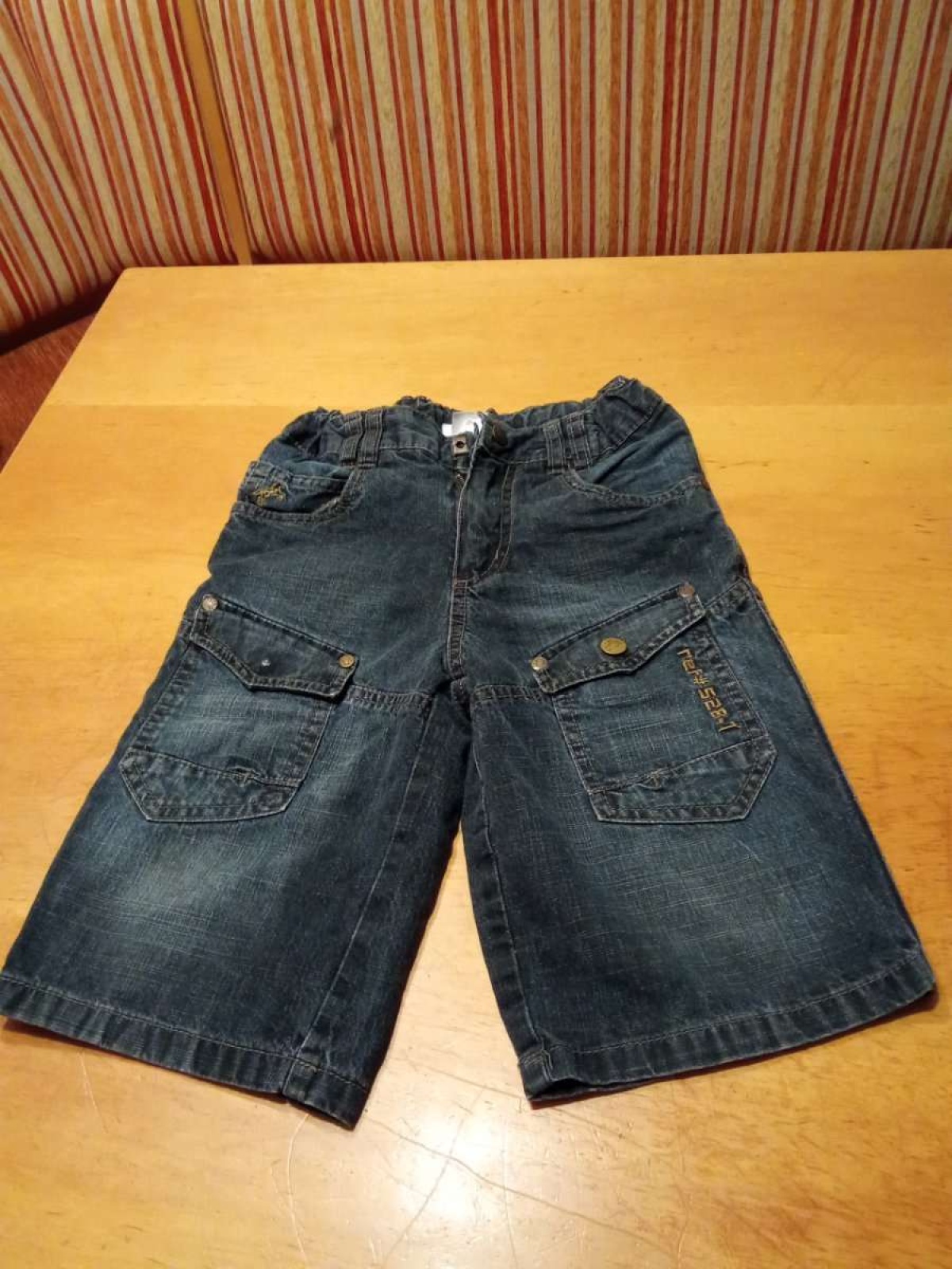 Sehr schöne kurze Jeans Hose von Palomino in gr. 110 abzugeben , an einer Tasche fehlt ein Knopf