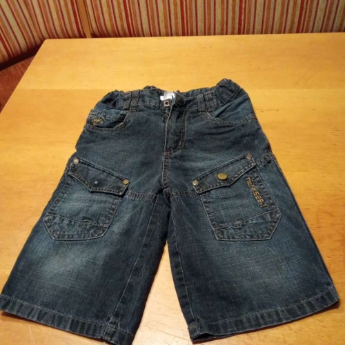 Sehr schöne kurze Jeans Hose von Palomino in gr. 110 abzugeben , an einer Tasche fehlt ein Knopf
