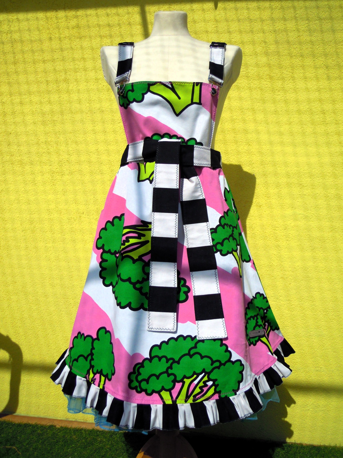 Latzrock Brokkoli mit Rüschen