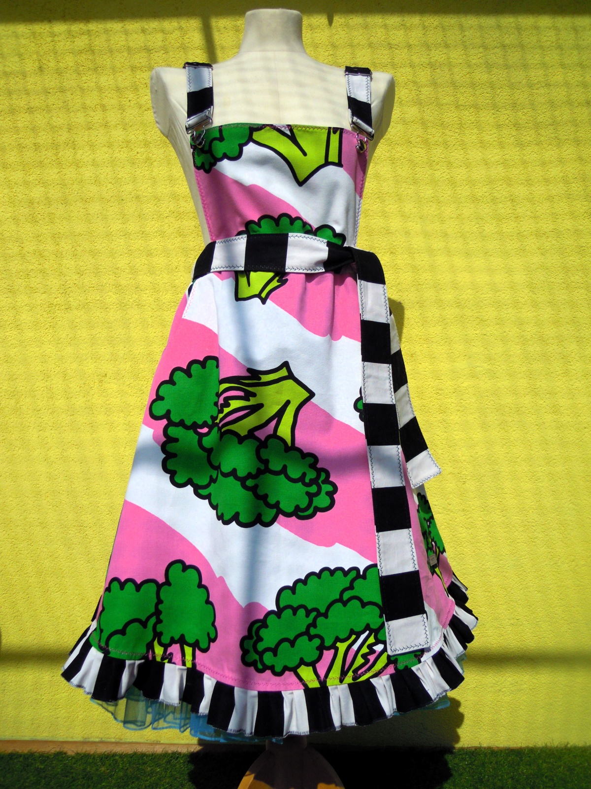 Latzrock Brokkoli mit Rüschen