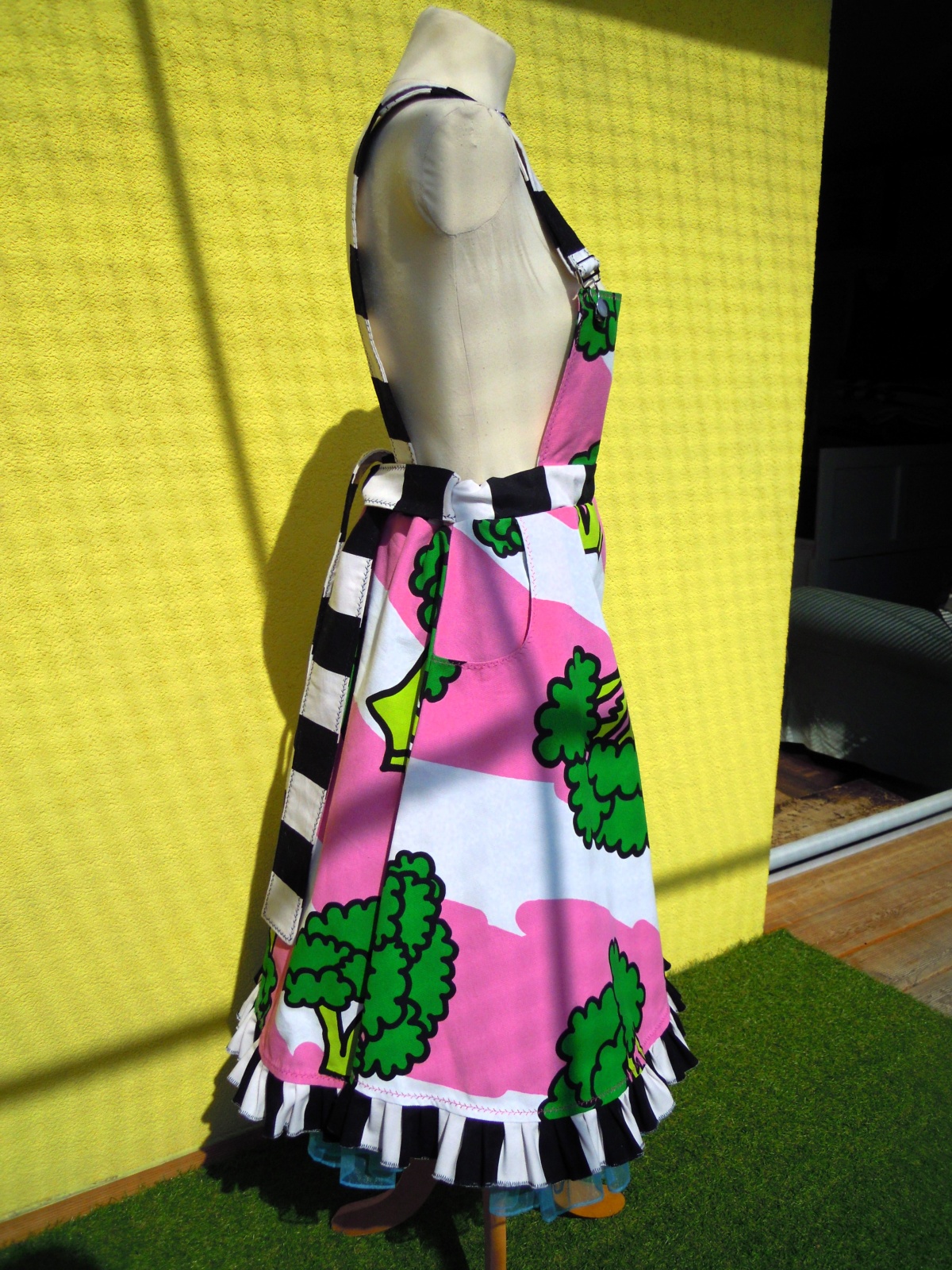 Latzrock Brokkoli mit Rüschen