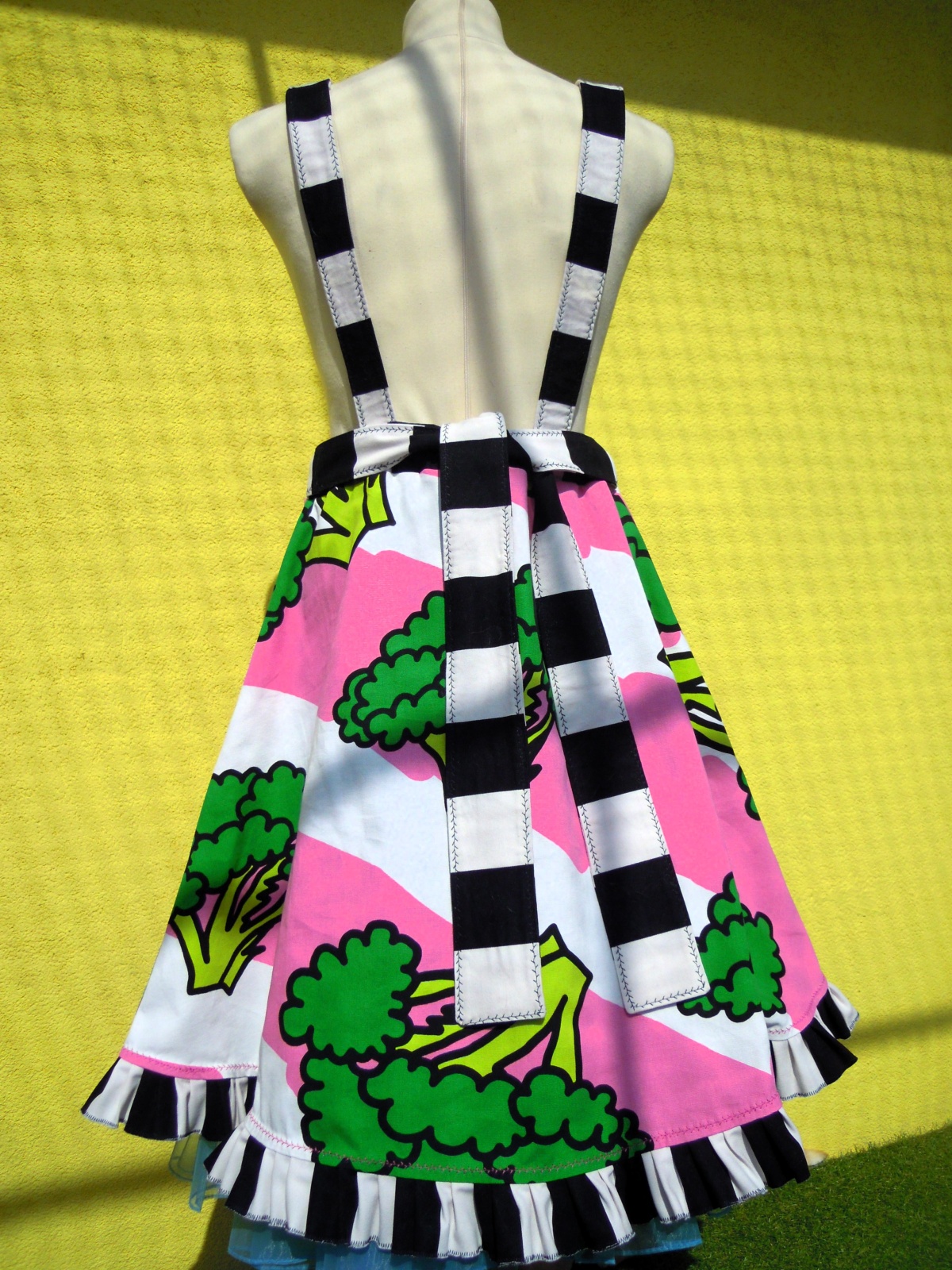 Latzrock Brokkoli mit Rüschen