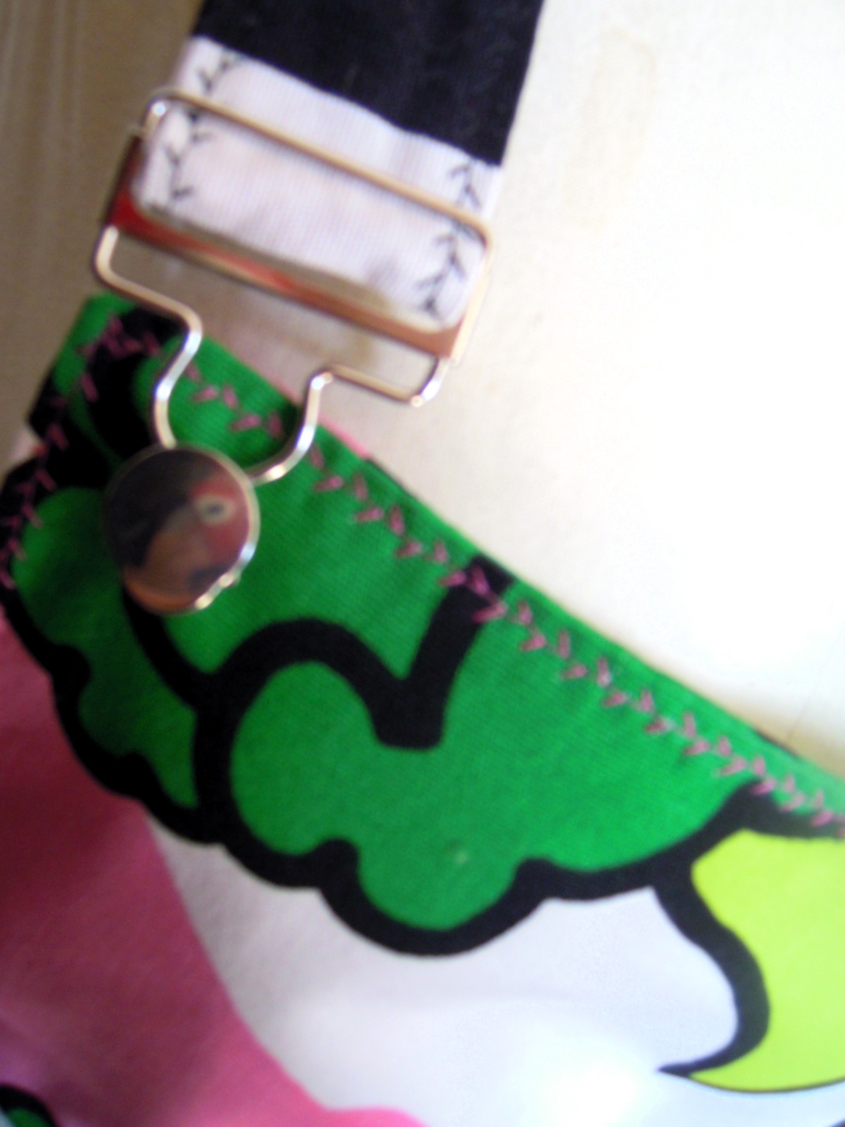 Latzrock Brokkoli mit Rüschen