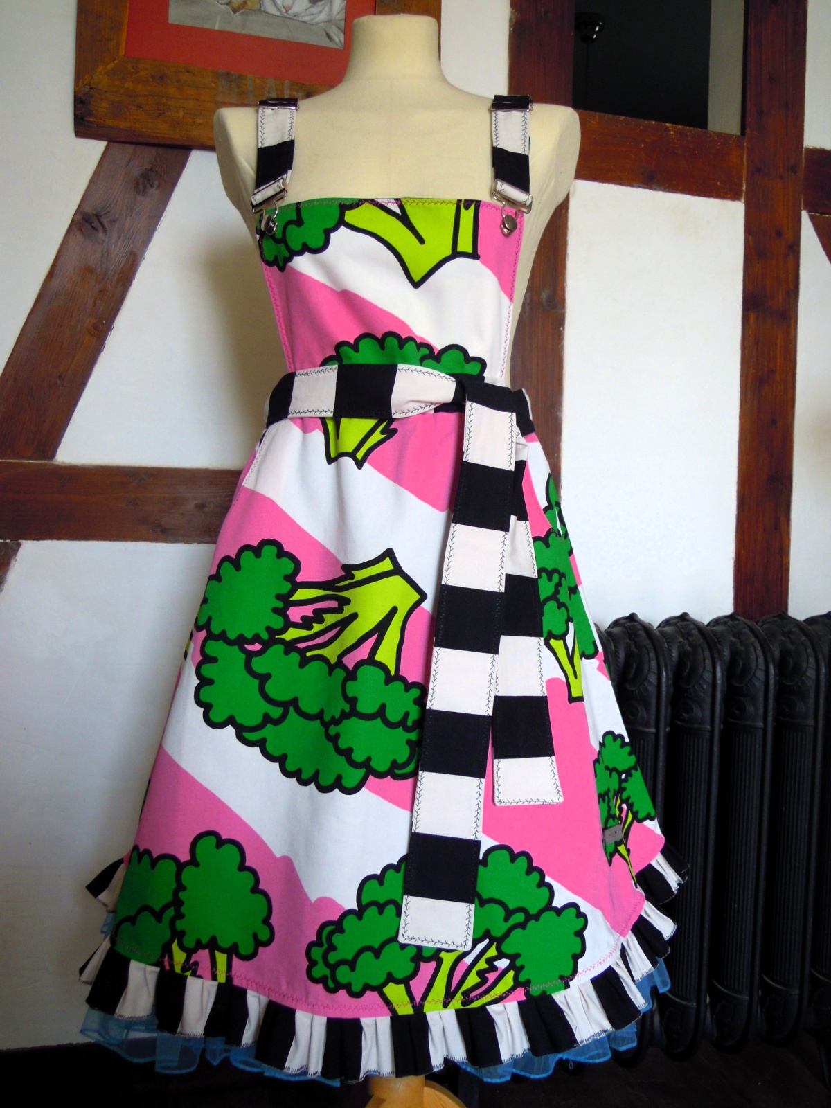 Latzrock Brokkoli mit Rüschen