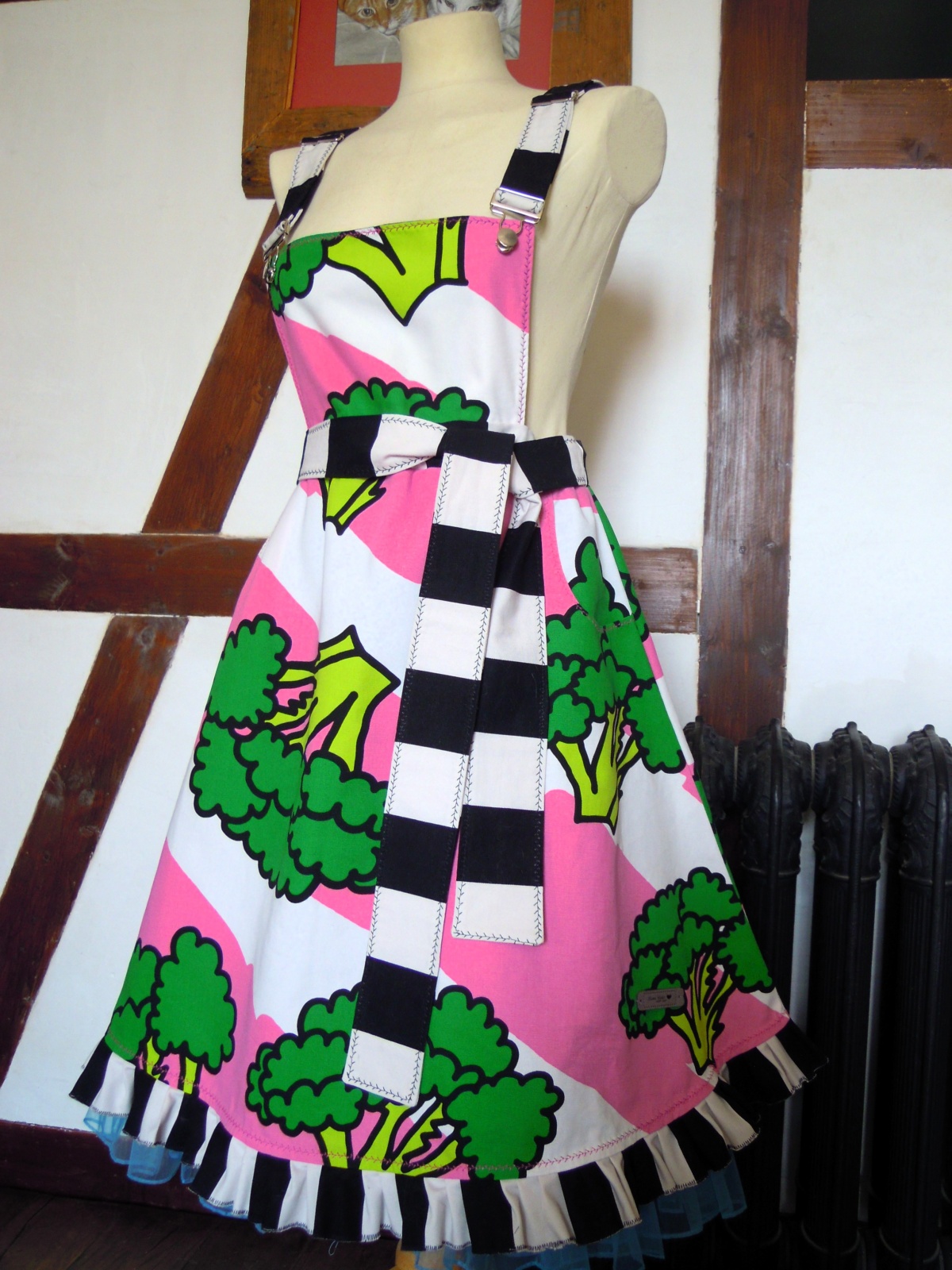 Latzrock Brokkoli mit Rüschen