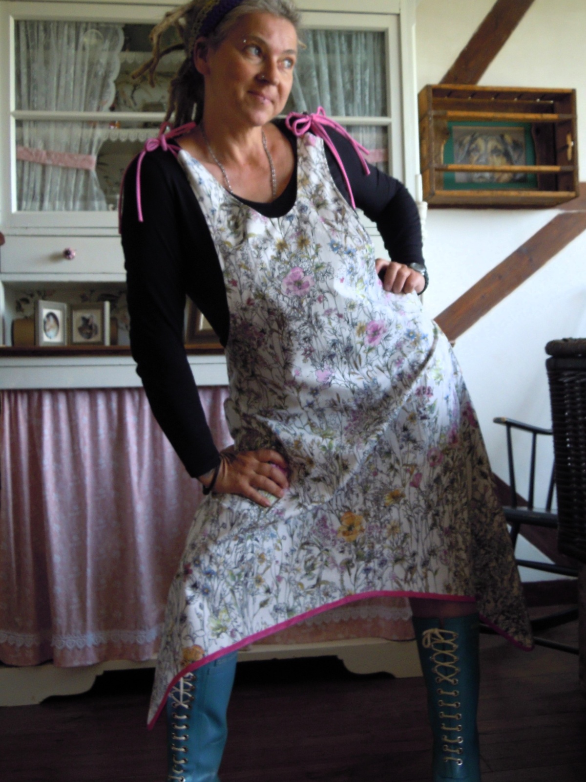 Latzkleid Zipfelkleid mit Blumenmotiv Boho Hippie Ethno Einheitsgröße