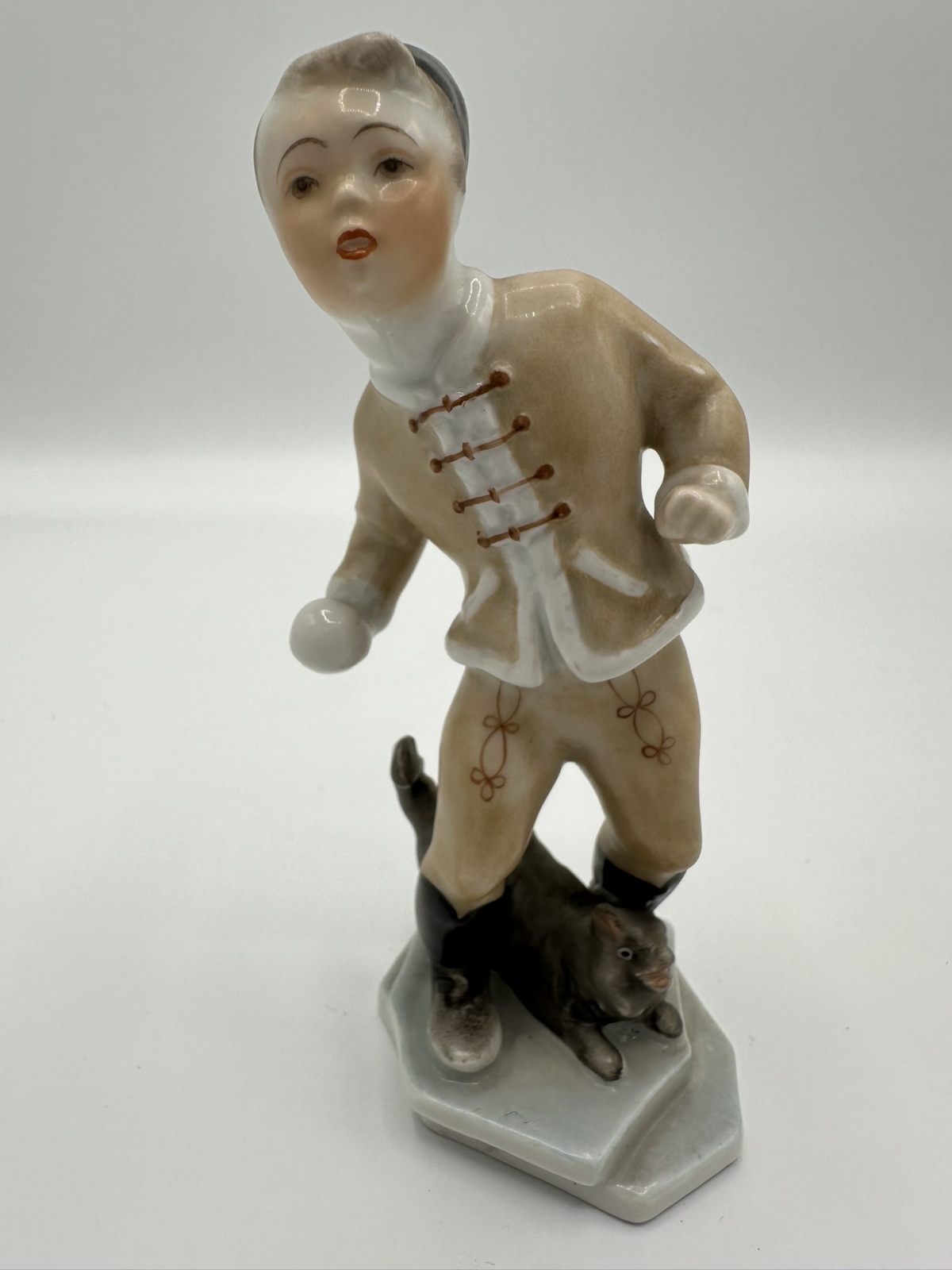 Herend Junge mit Schneeball