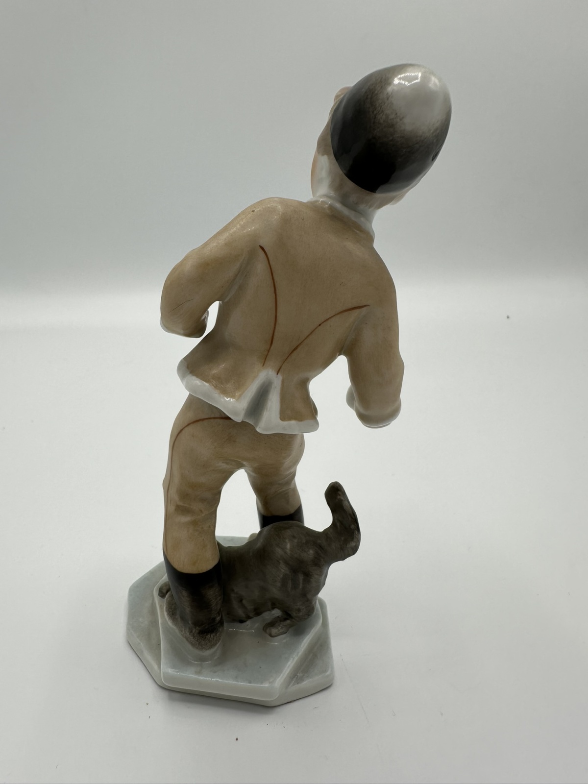 Herend Junge mit Schneeball