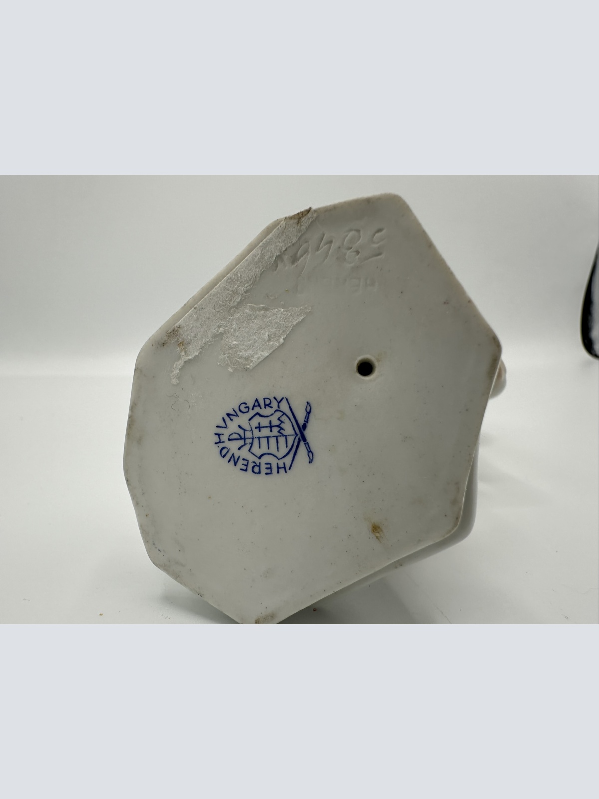 Herend Junge mit Schneeball