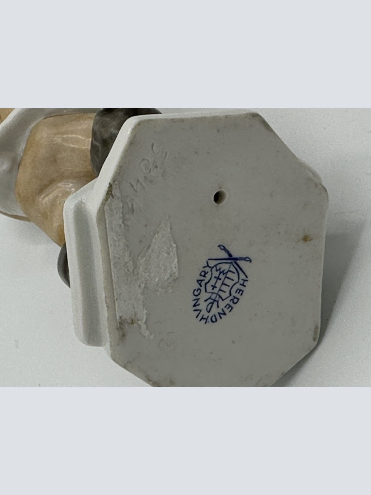 Herend Junge mit Schneeball