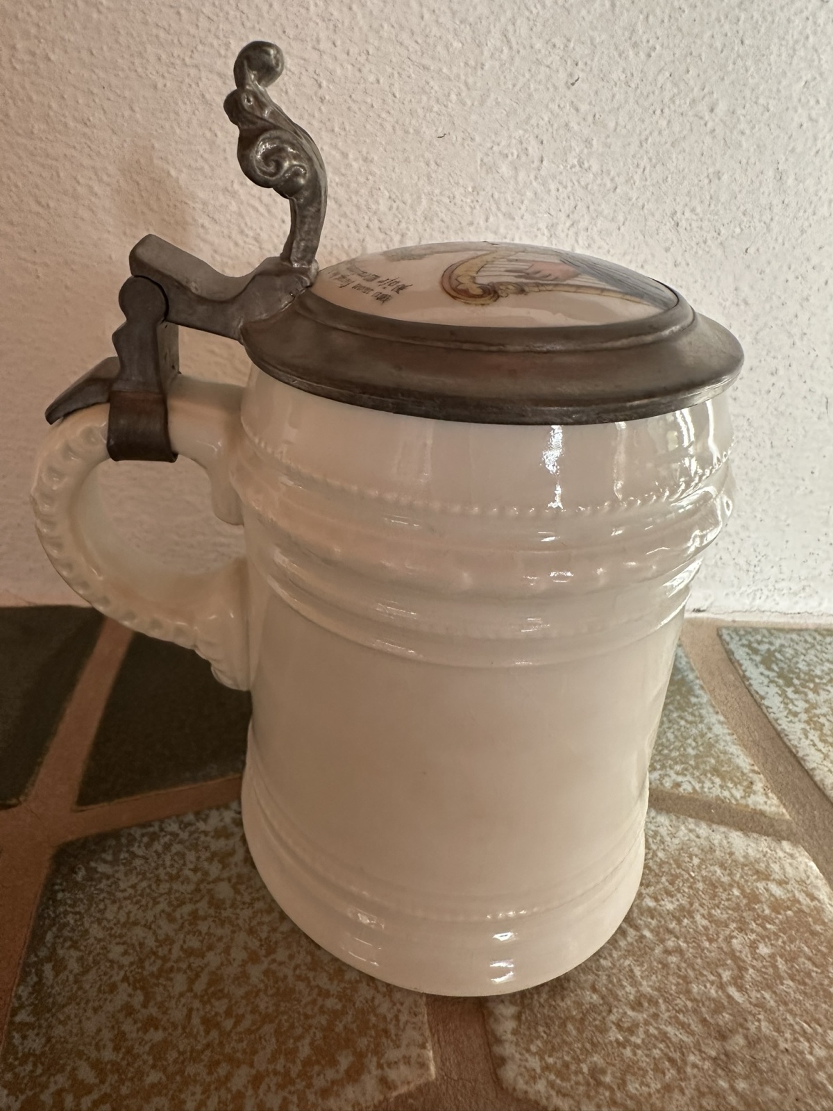 Wunderschöner seltener Reservistenkrug mit Bild und Spruch des Dichters Ludwig Uhland, mit Bodenbild