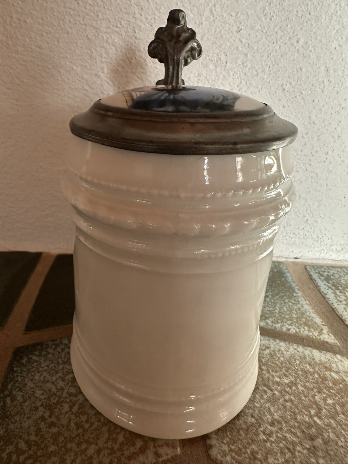 Wunderschöner seltener Reservistenkrug mit Bild und Spruch des Dichters Ludwig Uhland, mit Bodenbild