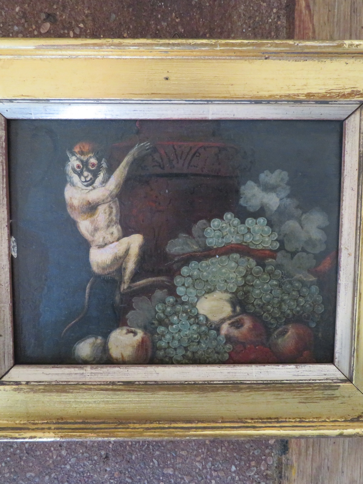 Stillleben mit Affe – Öl auf Holz, gerahmt