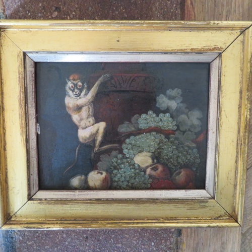 Stillleben mit Affe – Öl auf Holz, gerahmt