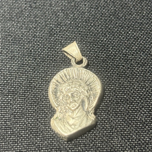 Silberamulett mit Jesus