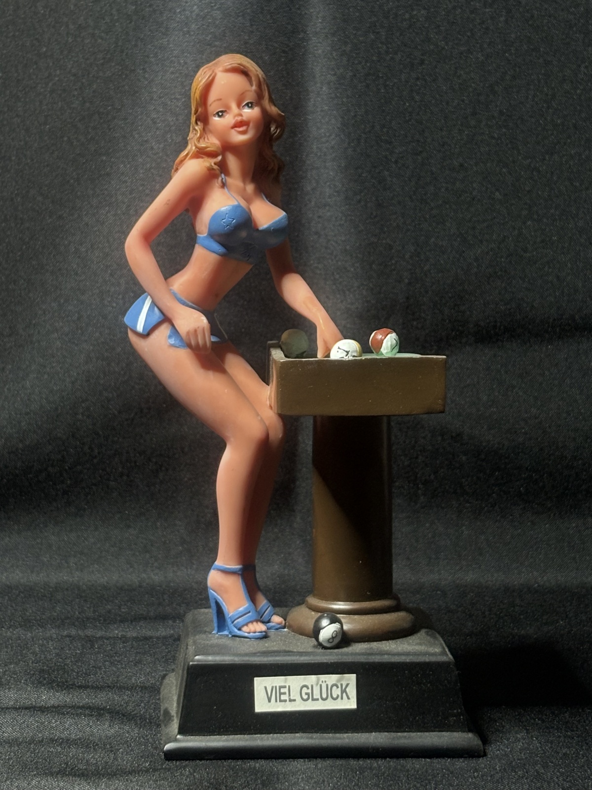 Figur eines Mädchens und eines Billardtisches